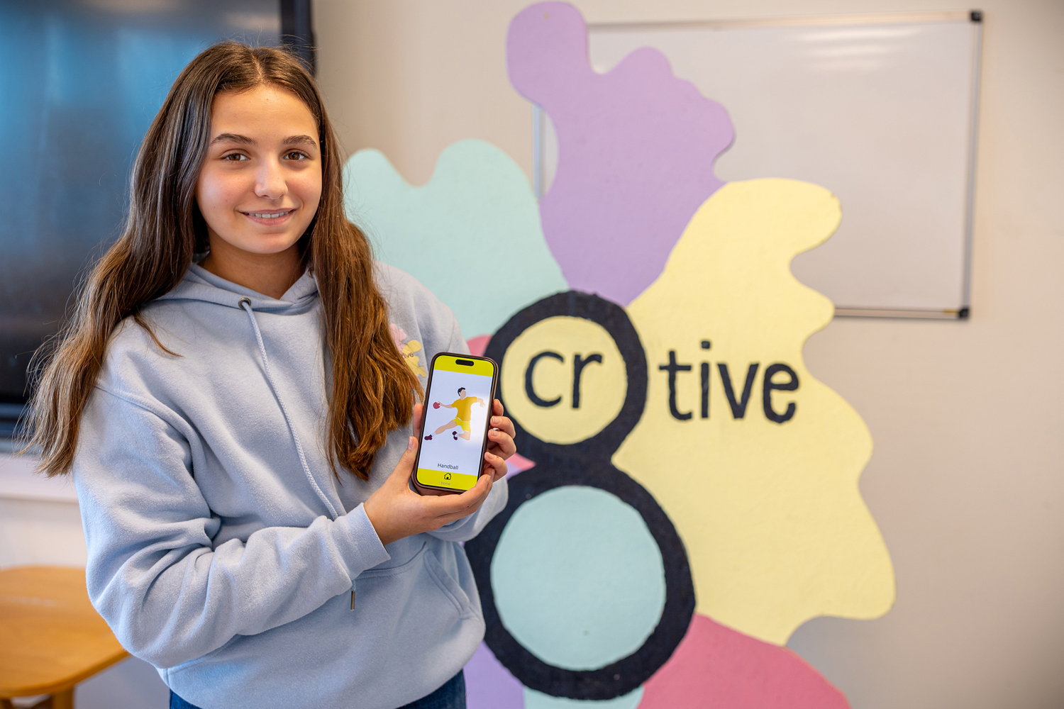 Jente viser fram innovativt prosjekt