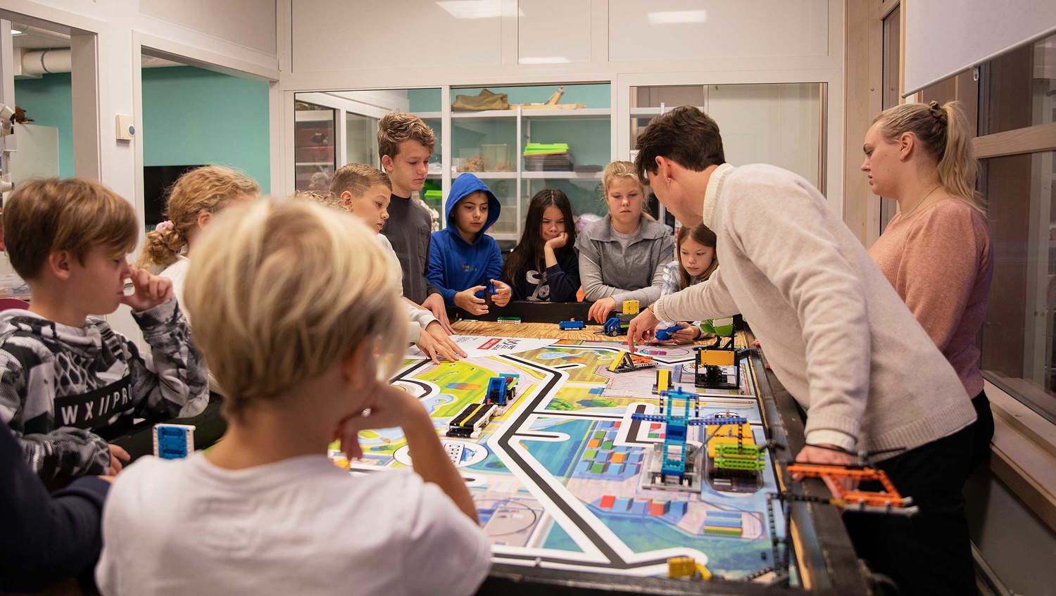 Lag jobber rundt robotbordet